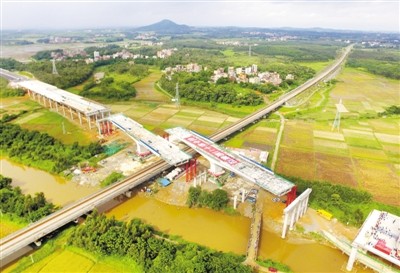 云湛高速茂湛铁路跨线桥成功完成转体